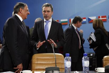 El secretario de Defensa de EE UU (izquierda) habla con el secretario general de la OTAN.