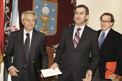 El presidente de la Xunta, Alberto Núñez Feijóo, y los presidentes de Caixanova, Julio Fernández (izquierda) y Caixa Galicia, José Luis Méndez.