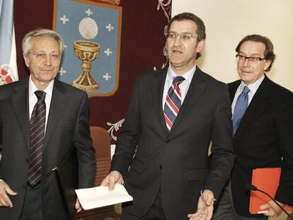 El presidente de la Xunta, Alberto Núñez Feijóo, y los presidentes de Caixanova, Julio Fernández (izquierda) y Caixa Galicia, José Luis Méndez.