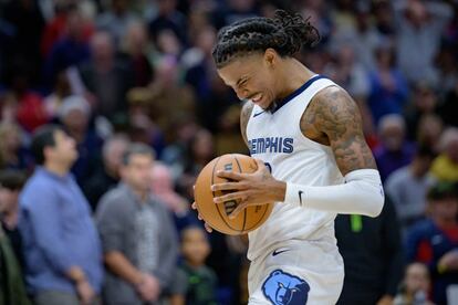 El escolta de Memphis, Ja Morant, celebra un tiro en el cuarto final del partido frente a Nueva Orleans.