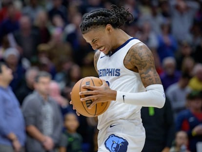 El escolta de Memphis, Ja Morant, celebra un tiro en el cuarto final del partido frente a Nueva Orleans.