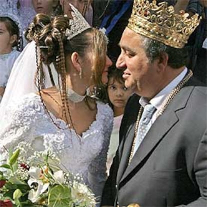 La niña Ana María Cioaba, de 12 años, con su padre, el autoproclamado rey de los gitanos SM Glorin Cioaba.
