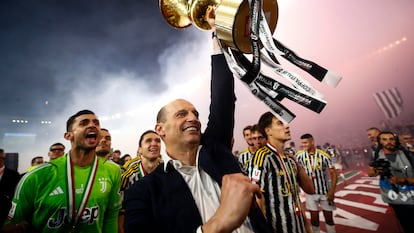 Allegri levanta el trofeo de la Coppa tras superar al Atalanta.