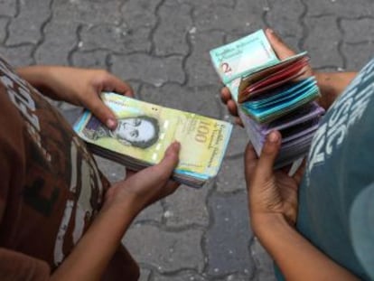 La escasez de billetes entierra el poder de compra de los ciudadanos, que llenan los bancos en busca de efectivo