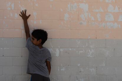 Un niño muestra la marca de una bala en la pared de la escuela tras los ataques con drones y enfrentamientos que han dejado una persona sin vida en la comunidad Nuevo Caracol.
