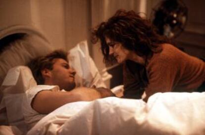 Kiefer Sutherland e Julia Roberts em 'Linha mortal' (1990). Sua relação dentro da tela se afianzó também fora dela.
