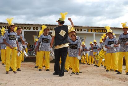 A base da bateria é responsabilidade principalmente das crianças da comunidade. Os adultos portam os instrumentos mais pesados, como surdos e caixas. Na primeira parte do desfile, que acontece no próprio sítio, o som é o principal protagonista. Sem o acompanhamento de alas ou carros alegóricos, apenas a bateria impera. Começa uma apresentação na sede e logo sai pelas estradas de terra batida, um espetáculo especial aos mais velhos da comunidade, que assistem de suas calçadas por conta das limitações para acompanhar o desfile na cidade.