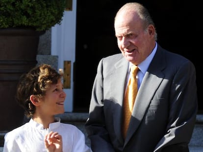 King Juan Carlos chatting with his grandson Felipe Juan Froil&aacute;n, in a photo from 2011.