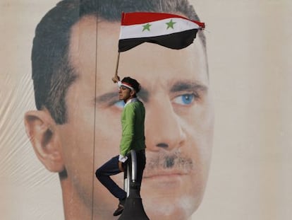 Un manifestante progubernamental protesta contra las sanciones en Damasco.