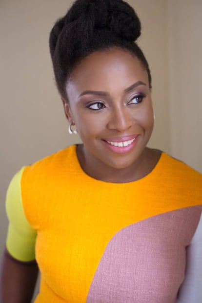 La prodigiosa pluma de la nigeriana Chimamanda Ngozi Adichie, una de las autoras incluidas en el libro 'Doce Relatos Urbanos. Doce Voces Africanas'.