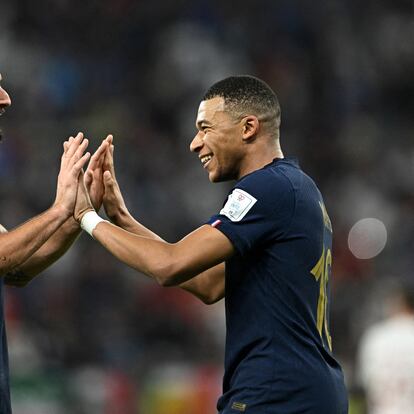 Soccer Football - FIFA World Cup Qatar 2022 - Round of 16 - France v Poland - Al Thumama Stadium, Doha, Qatar - December 4, 2022 France's Kylian Mbappe celebrates scoring their second goal with Olivier Giroud REUTERS/Dylan Martinez     TPX IMAGES OF THE DAY