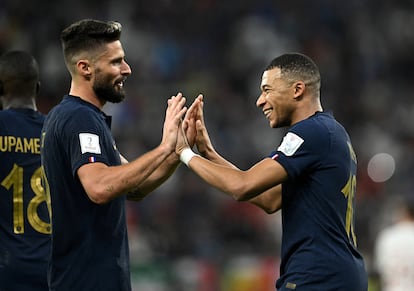 Kylian Mbappé celebra el segundo gol de Francia con Olivier Giroud.