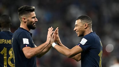 Kylian Mbappé celebra el segundo gol de Francia con Olivier Giroud.