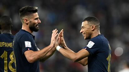 Kylian Mbappé celebra el segundo gol de Francia con Olivier Giroud.