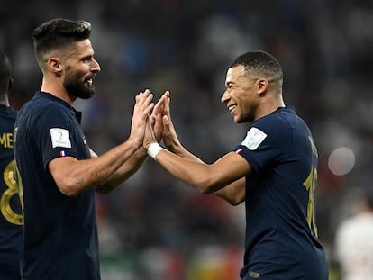 Kylian Mbappé celebra el segundo gol de Francia con Olivier Giroud.