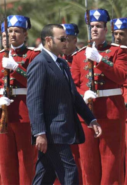 El rey Mohamed VI de Marruecos pasa frente a la guardia de honor durante su visita oficial al Sáhara Occidental.