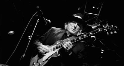 El guitarrista de rock Dick Wagner, en un concierto en Auburn Hills (Michigan) en 2013.
