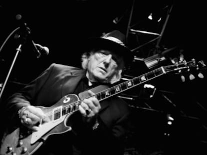 El guitarrista de rock Dick Wagner, en un concierto en Auburn Hills (Michigan) en 2013.