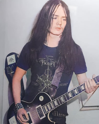 Euronymous, guitarra en mano.