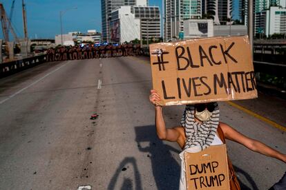 Un manifestante en las protestas de Miami este domingo. 