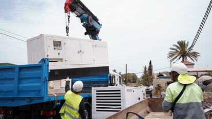 Operarios de Endesa trabajan descargando grupos electrógenos en la Central térmica El Palmar de San Sebastián de La Gomera con motivo del apagón eléctrico que sufre la isla.