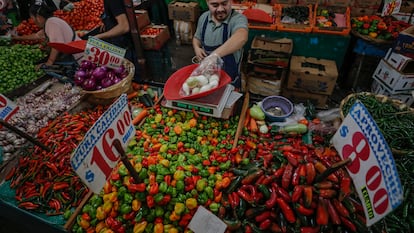 Los comerciantes ofrecen sus productos en el Mercado de Jamaica, en enero, en Ciudad de México.