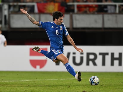 Sandro Tonali disputando un partido con Italia en septiembre.