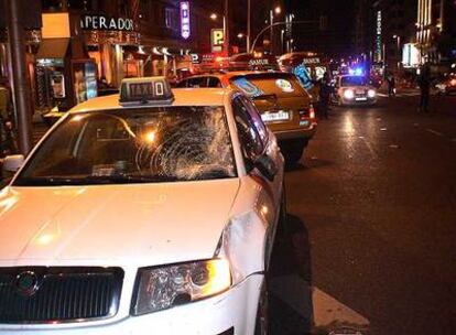 Estado del taxi tras atropellar al peatón en la calle Gran Vía, a la altura del número 53.
