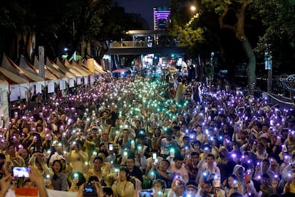 Manifestantes en Taipéi levantan sus teléfonos con el flash en distinto color para formar el arco iris después de que el tribunal constitucional de Taiwán dictaminase que las parejas del mismo sexo tienen derecho a casarse legalmente.