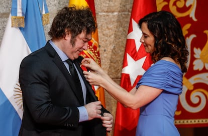 La presidenta de la Comunidad de Madrid, Isabel Díaz Ayuso, entrega la Medalla Internacional de la Comunidad de Madrid al presidente de Argentina, Javier Milei.