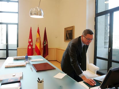 El alcalde de Madrid, Alberto Ruiz-Gallardón, en su despacho.