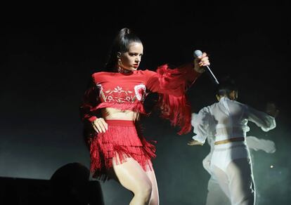Rosalia sobre el escenario en uno de los actos de los premios Grammy Latinos que se han celebrado en Miami.