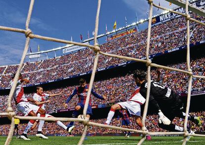 Piqué marca el segundo gol de su equipo ante el Rayo, el 3 de enero de 2015. El Madrid acababa de proclamarse campeón de invierno. con una ventaja de un punto —aunque a falta de jugar un partido, contra el Sevilla, que a la postre ganaría—.