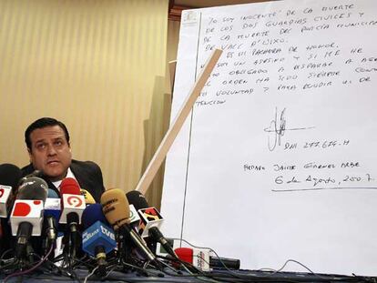 El abogado José Mariano Trillo-Figueroa muestra un manuscrito de El Solitario durante la conferencia de prensa.