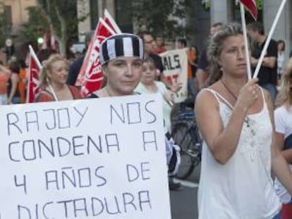 Miles de personas se han manifestado esta tarde en Palma de Mallorca contra los recortes de prestaciones sociales y derechos laborales y para exigir al Gobierno que consulte a la ciudadanía sobre su política de reducción del déficit.