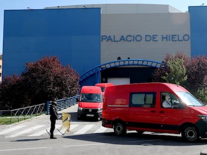 Efectivos de Unidad Militar de Emergencias (UME) trasladan a los fallecidos por el coronavirus al Palacio de Hielo de Madrid.