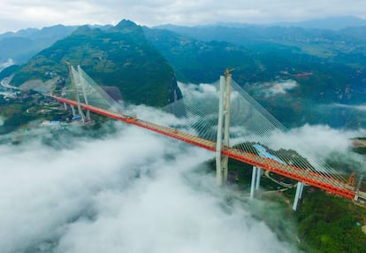 China completó hoy la construcción del puente más alto del mundo, situado a 565 metros de altura sobre el cañón del río Nizhu (en el sur del país), informó la cadena de televisión oficial CCTV. En la imagen, vista aérea del puente Beipanjiang, en la provincia china de Guizhou.