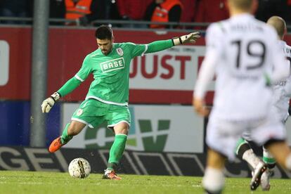 Víctor Valdés, en su debut con el Standard de Lieja