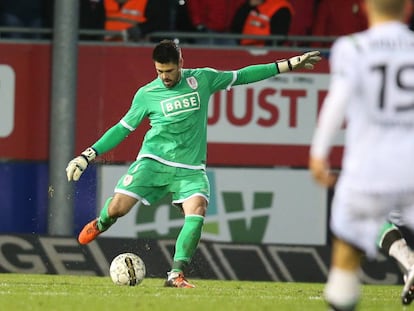 Víctor Valdés, en su debut con el Standard de Lieja