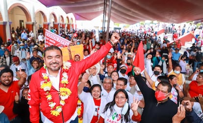 Alejandro Avilés, candidato del PRI, en un acto en Santiago Chazumba, Oaxaca.