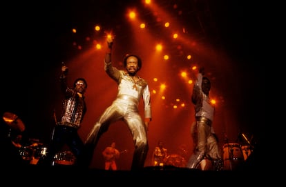 Maurice White al frente de Earth, Wind & Fire en una actuación de 1982.