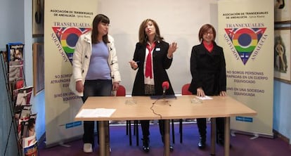 La presidenta de Ata, Mar Combroll&eacute;, en el centro, con dos usuarias de la unidad de transexuales de M&aacute;laga. 