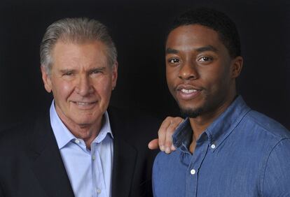 Harrison Ford (à esquerda) e Chadwick Boseman, parte do elenco de '42', posam em Los Angeles em 2013.