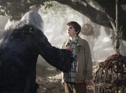 Nick Nolte, de espaldas, y Freddie Highmore, en <i>Las crónicas de Spiderwick.</i>