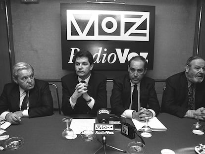 Presentación de Radio Voz en diciembre de 1994. De izquierda a derecha, Carlos Pumares, Bieito Ramonde, Miguel Angel García Juez y José Luis Balbín.