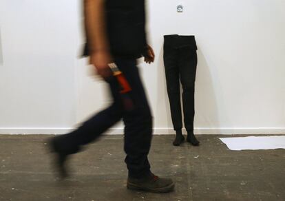 Un trabajador pasa junto a una obra de la galería Alarcón Criado.