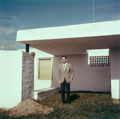 Julio Cano Lasso, en su casa de La Florida (Madrid), en 1961.