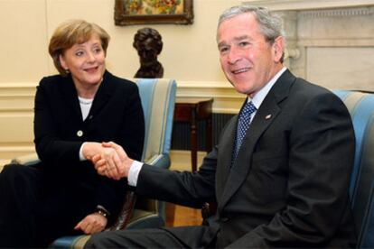 George W. Bush saluda a Ángela Merkel durante su encuentro en la Casa Blanca.