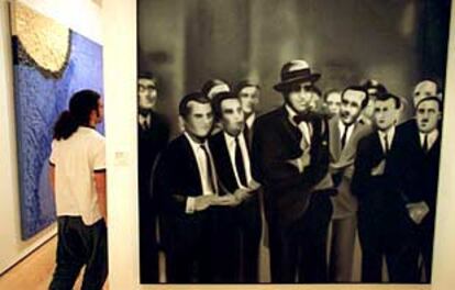<i>Retrato de Gregorio Marañón rodeado de periodistas</i>, obra del Equipo Realidad.