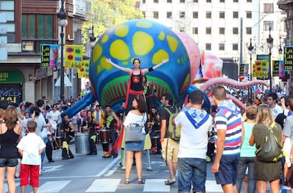 La Banda del Surdo ha abierto el desfile, marcando con su 'batucada' el ritmo para la ballena Baly y el resto de los personajes.